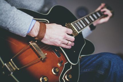 playing guitare